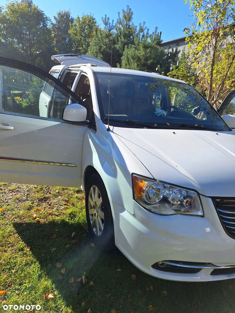 Chrysler Town & Country - 15
