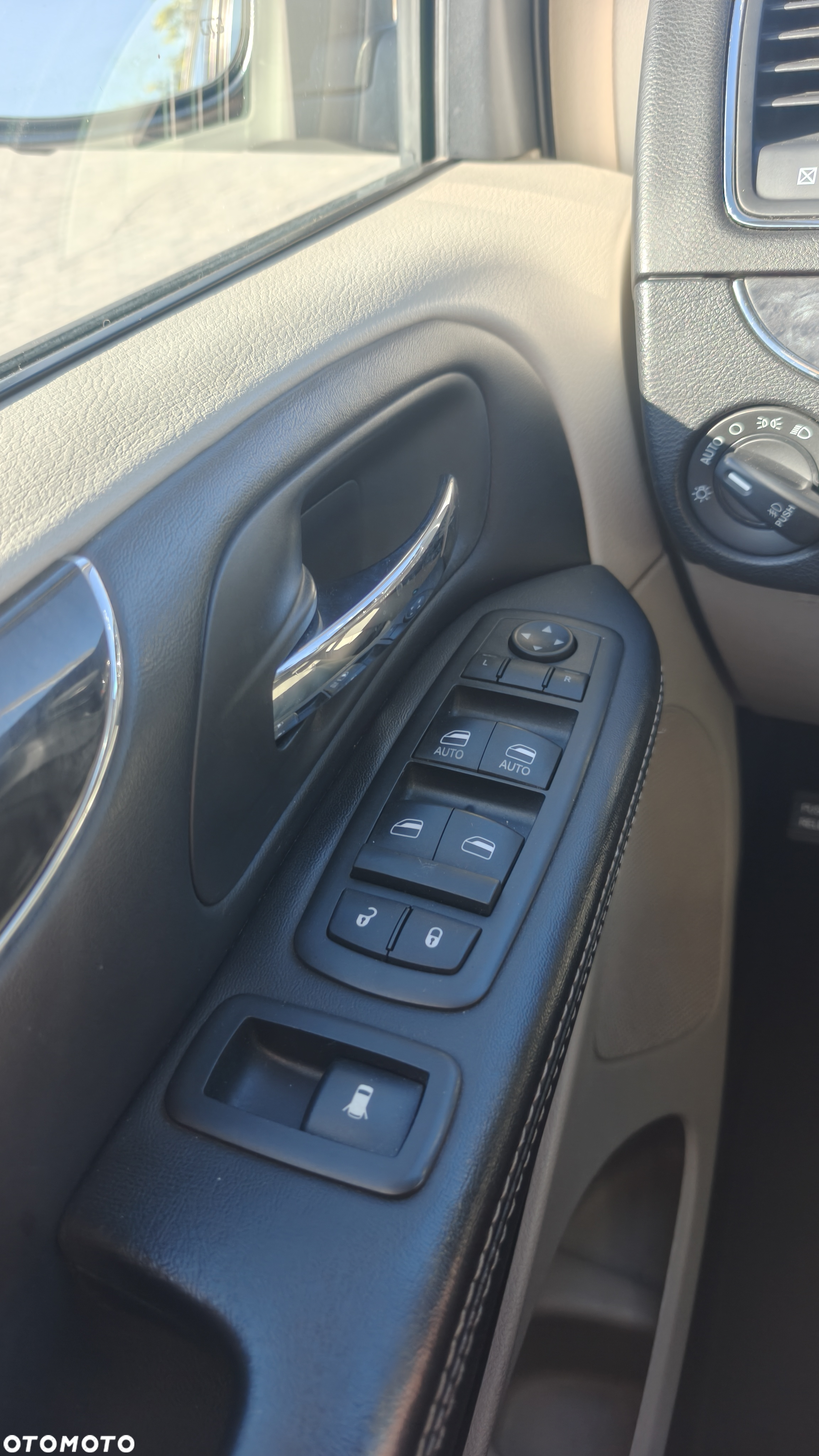 Chrysler Town & Country 3.6 Touring - 35