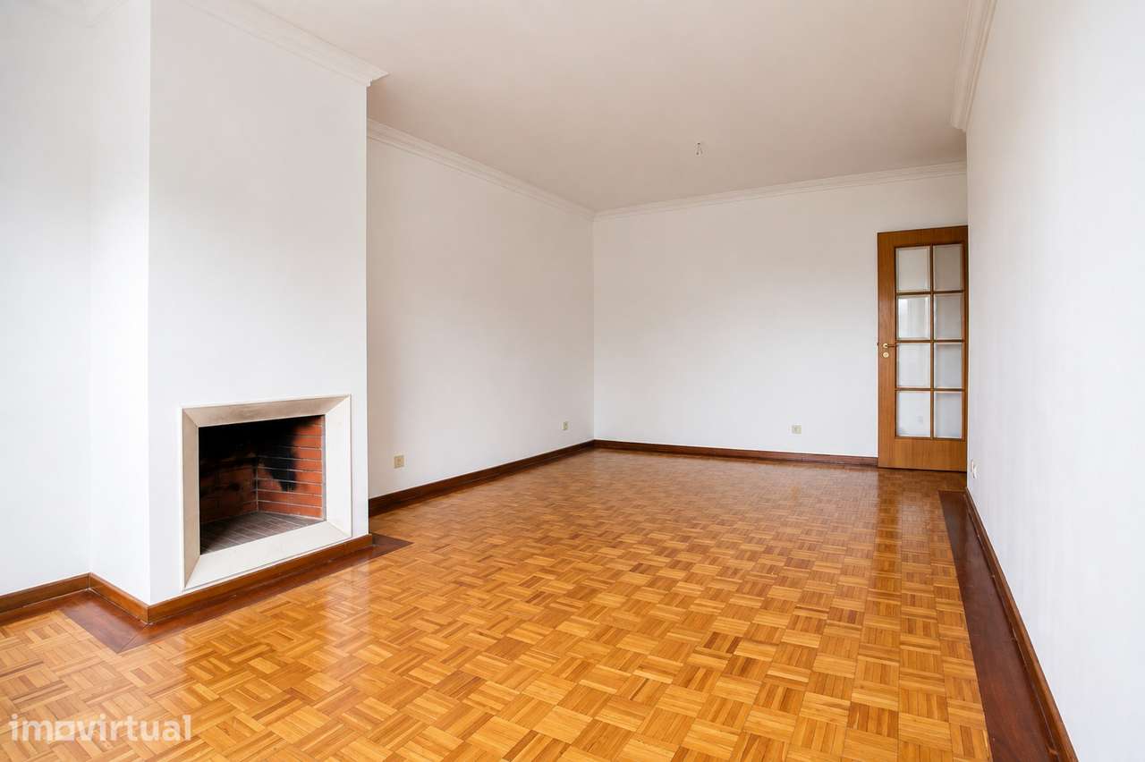 Apartamento T2 com Varanda, Garagem e Elevador -  Grijo V. N. Gaia - Grande imagem: 2/12