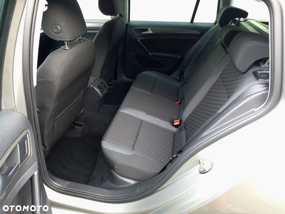 Volkswagen Golf - 10