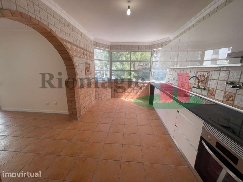 Apartamento T2 - Tapada das Mercês - Grande imagem: 3/27