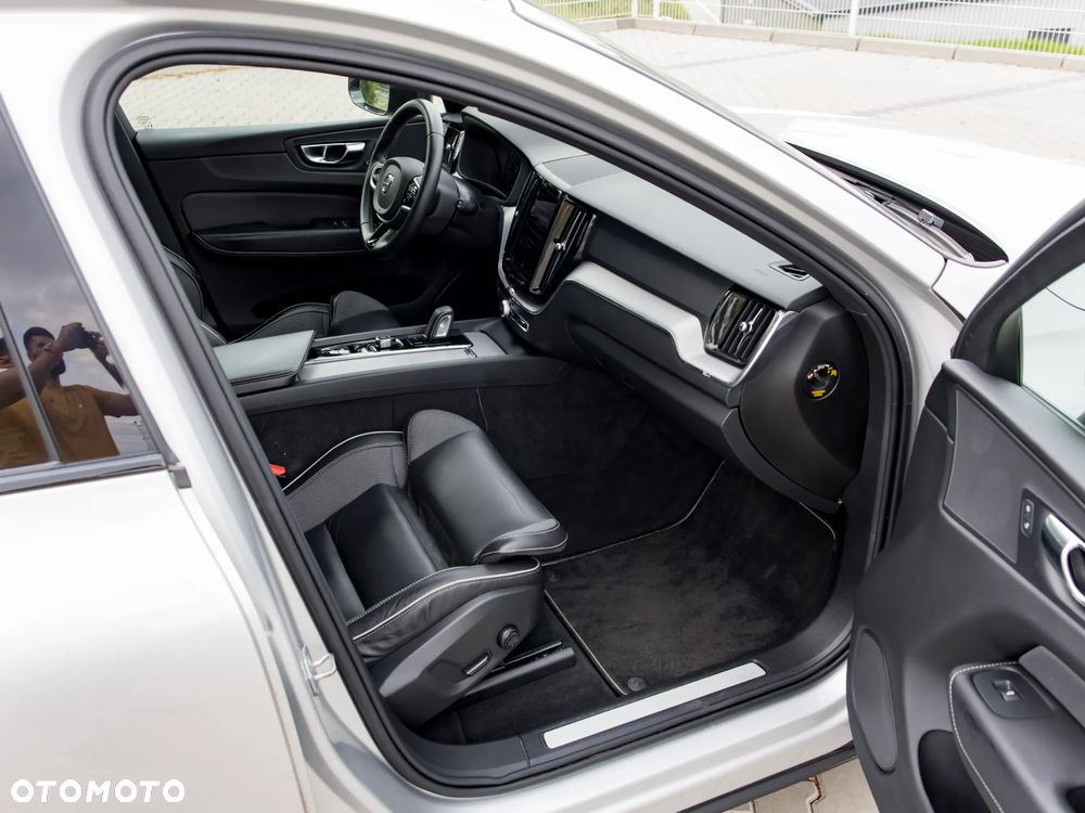 Volvo XC 60 B4 D AWD R-Design - 22