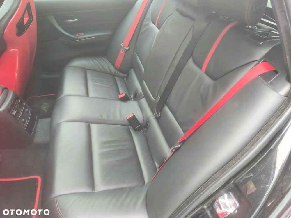 BMW Seria 3 325xi Touring - 23