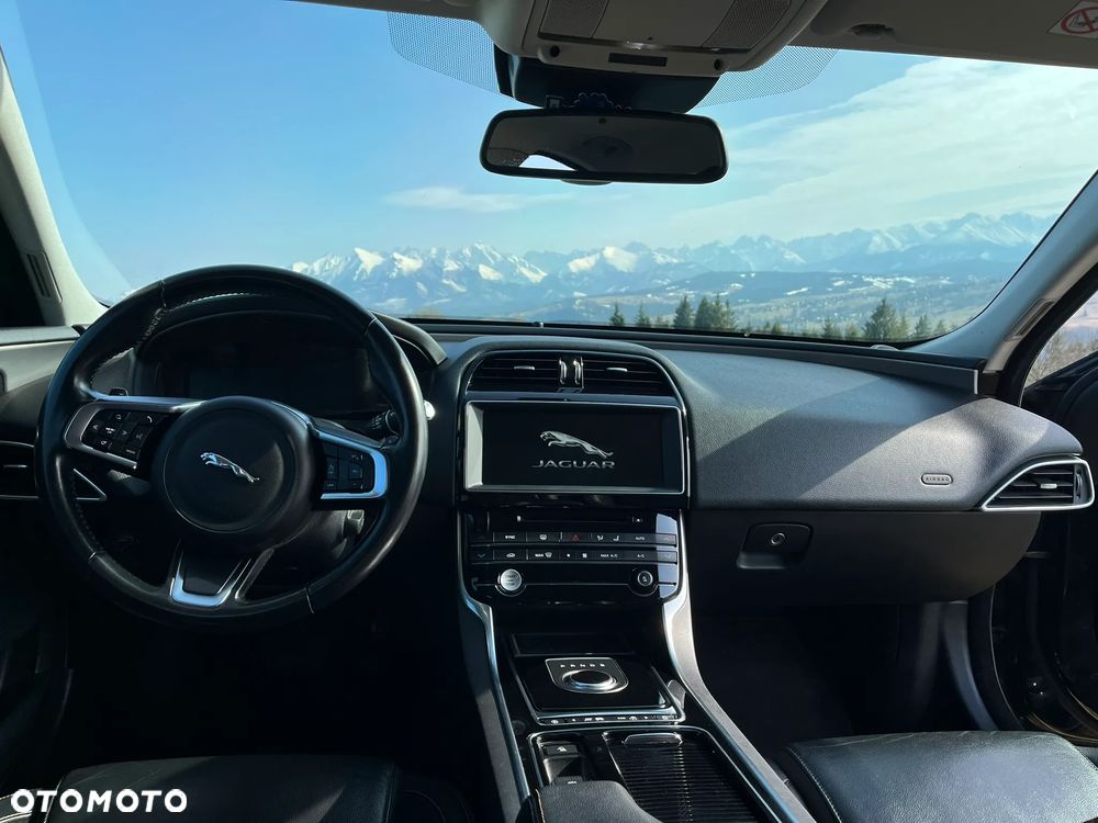 Jaguar XE 2.0 T Portfolio - 15