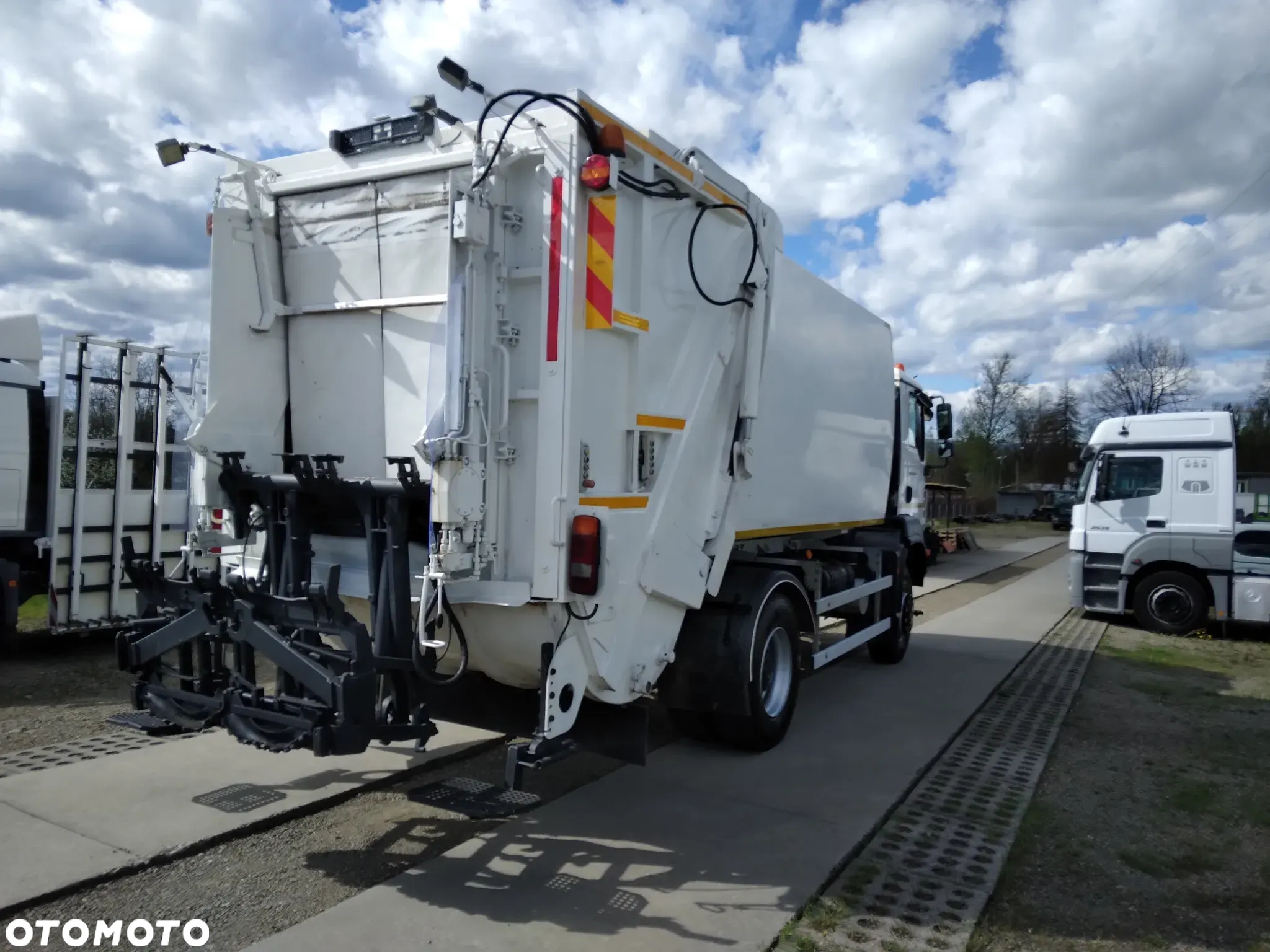 MAN TGM 18.250 4x4 Smieciarka resor - 12