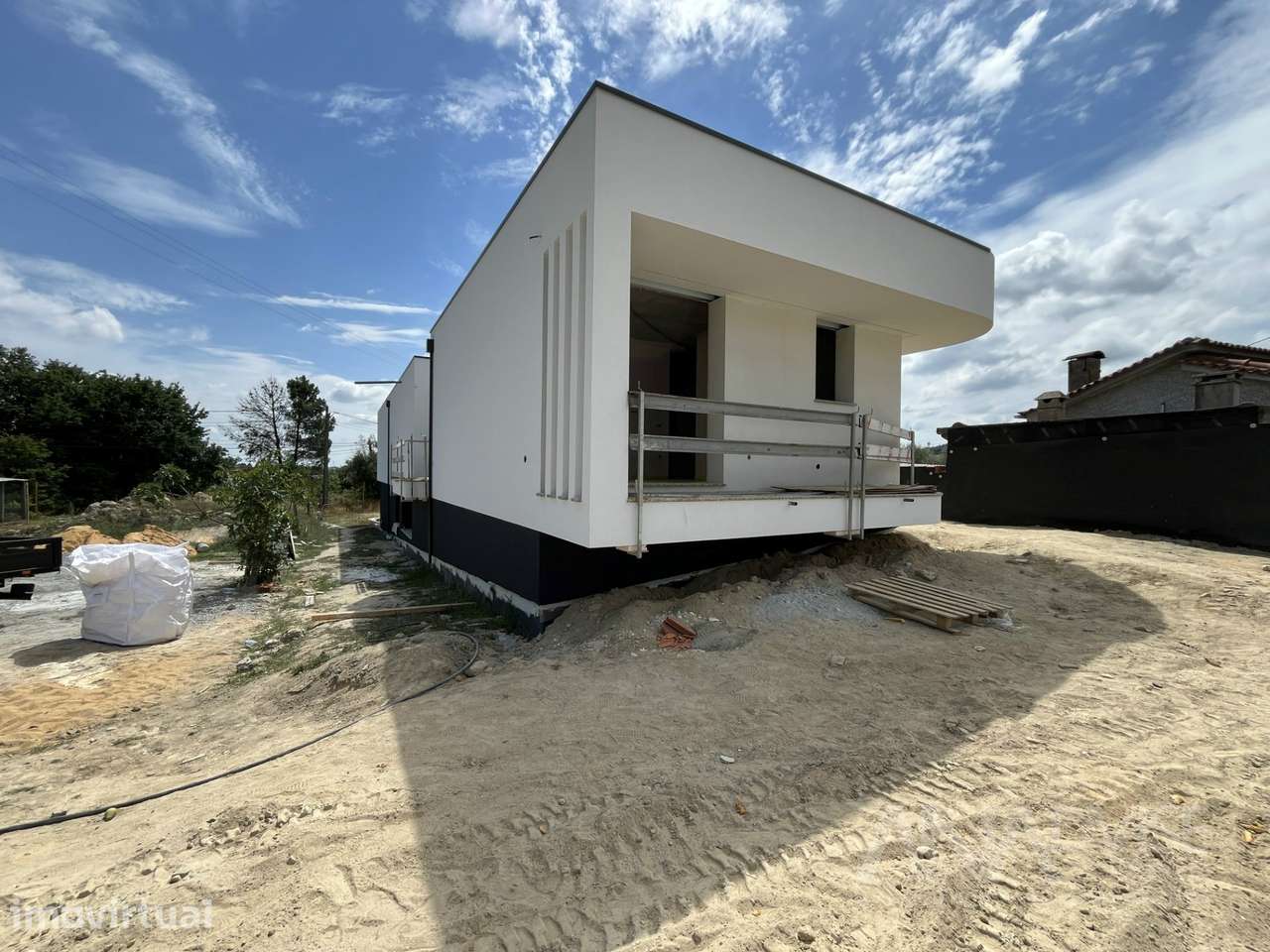 Moradia isolada térrea T3 com grande garagem - Grande imagem: 2/37