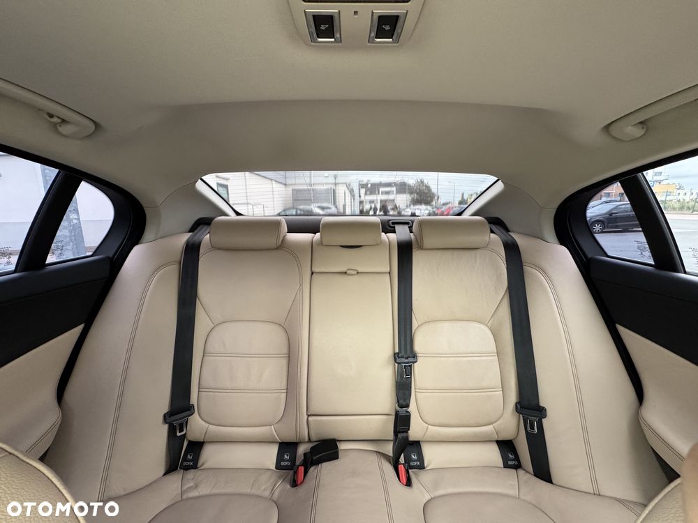 Jaguar XE 2.0 D Prestige - 9