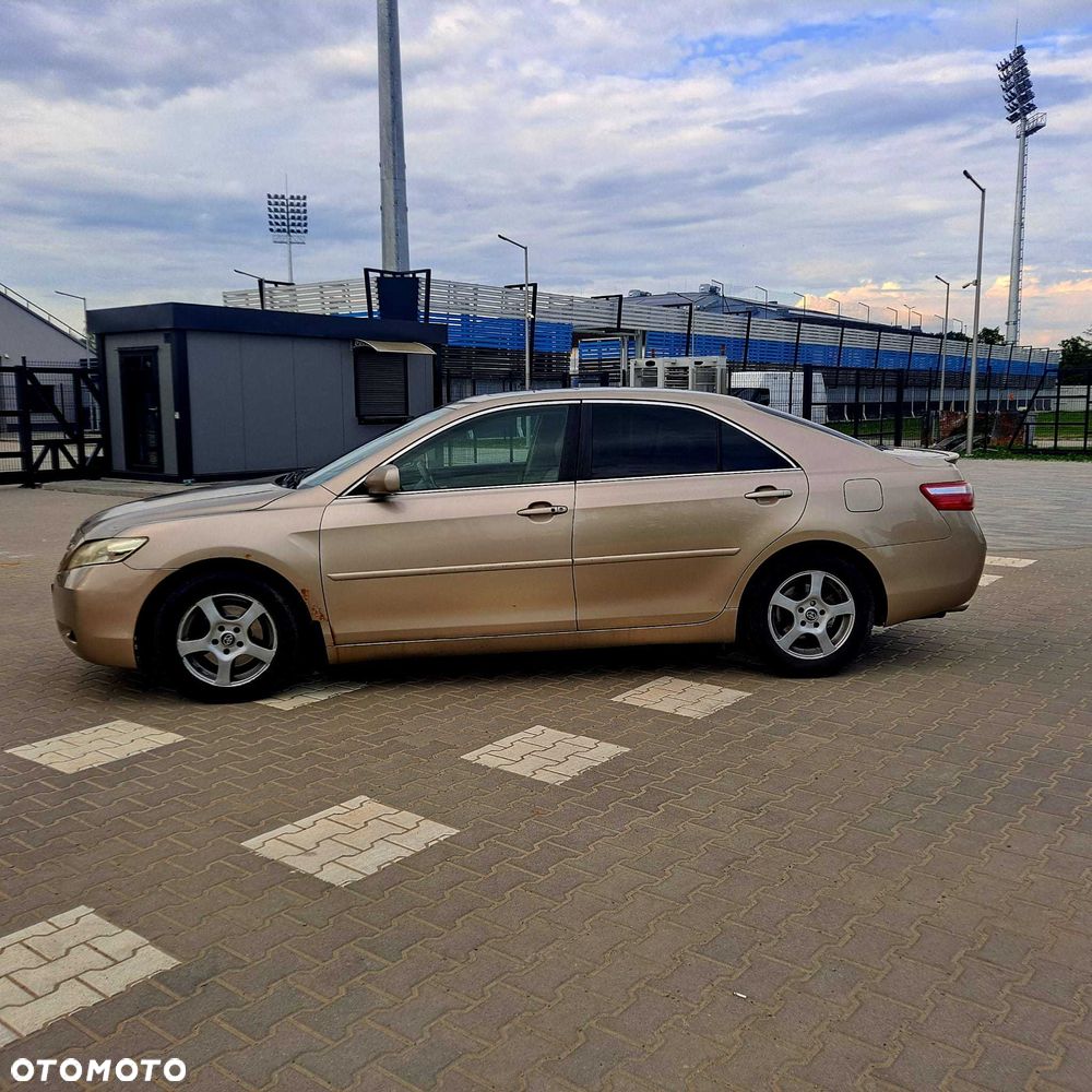 Toyota Camry - 4
