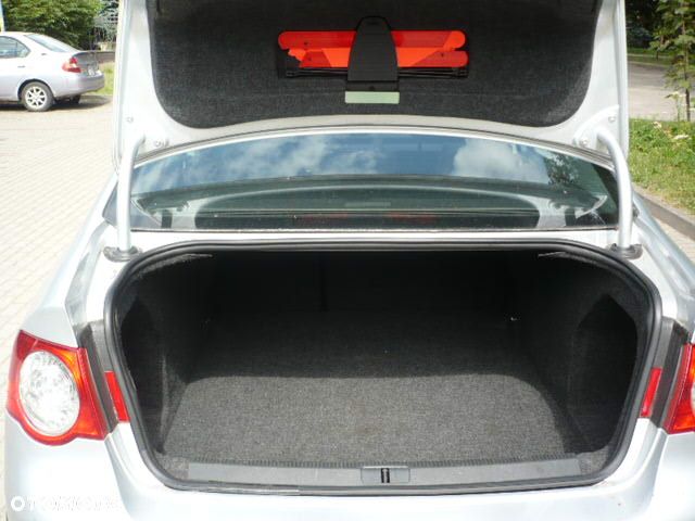 Volkswagen Passat 1.6 FSI Comfortline - 7