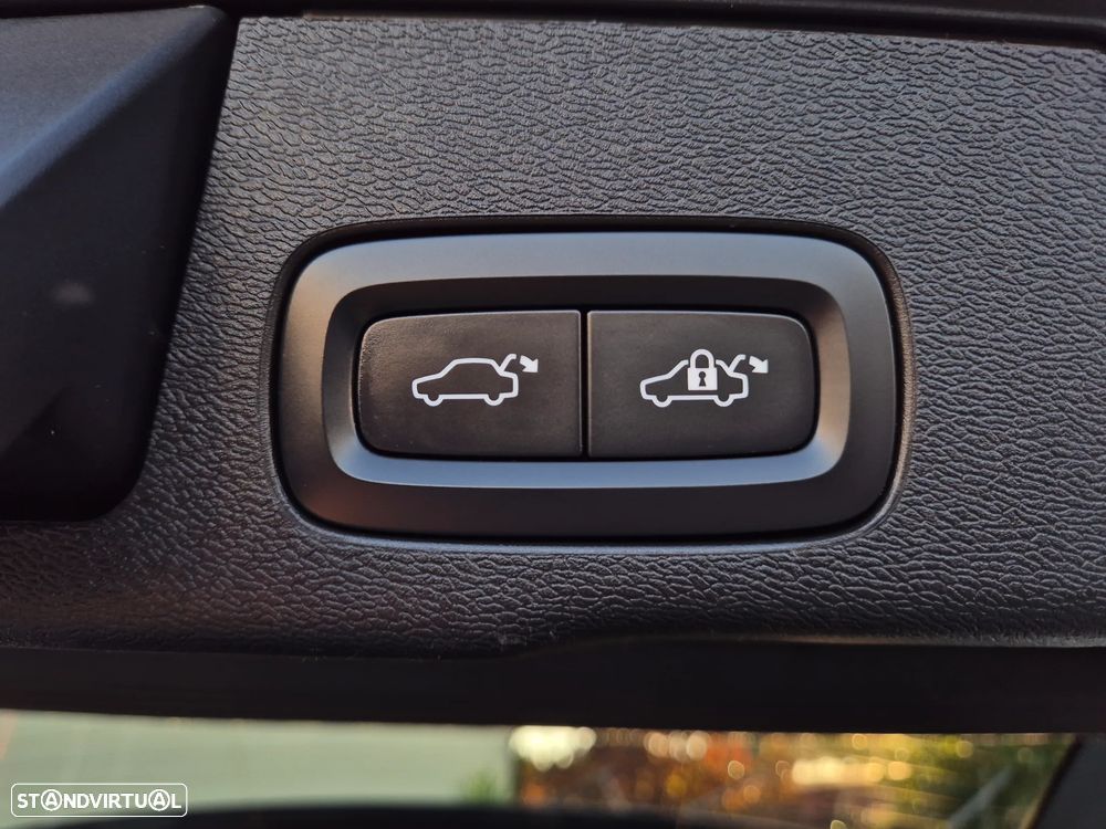 Volvo XC 60 2.0 B4 Momentum Plus - 35