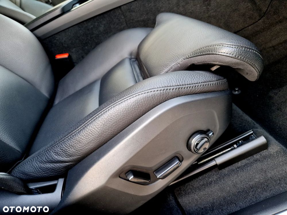 Volvo XC 60 B4 D Plus Dark - 23