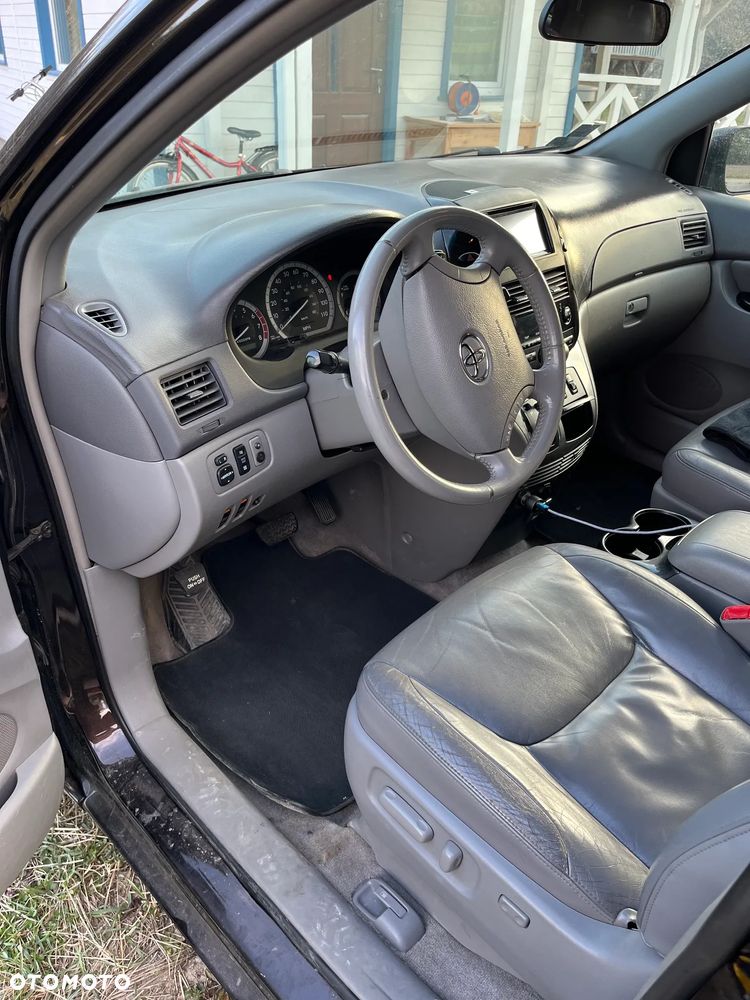 Toyota Sienna - 2