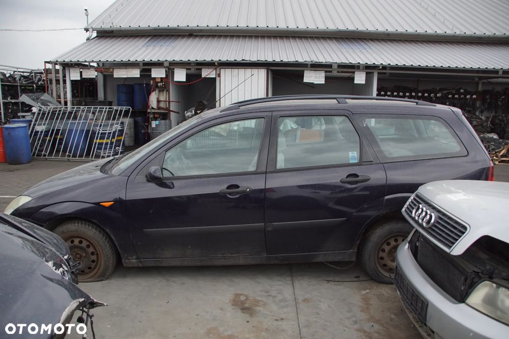 Auto na części - Ford Focus MK1 Lift 1.8 TDCI 101 KM FFDA 2S4R-7002-PB Deep Navy 2004R Silnik Skrzynia Drzwi Maska Błotnik Klapa Zderzak Lampa Lusterko Klamka Szyba Deska Kokpit Sterownik Moduł Czujnik Licznik Panel Kierownica - 7