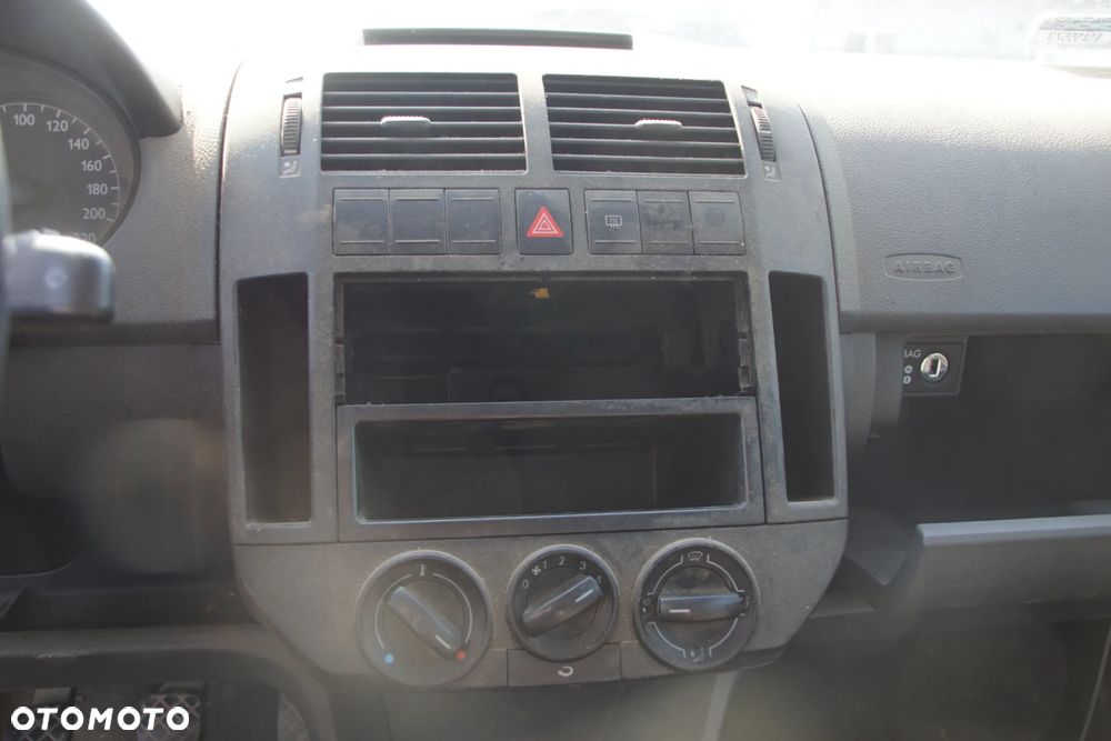 Auto na części - Volkswagen Polo IV 9N 1.2 54 KM AWY FSP LB9A 2002R Silnik Skrzynia Drzwi Maska Błotnik Zderzak Klapa Lampa Lusterko Klamka Szyba Deska Kokpit Sterownik Moduł Czujnik Licznik Panel Kierownica - 11