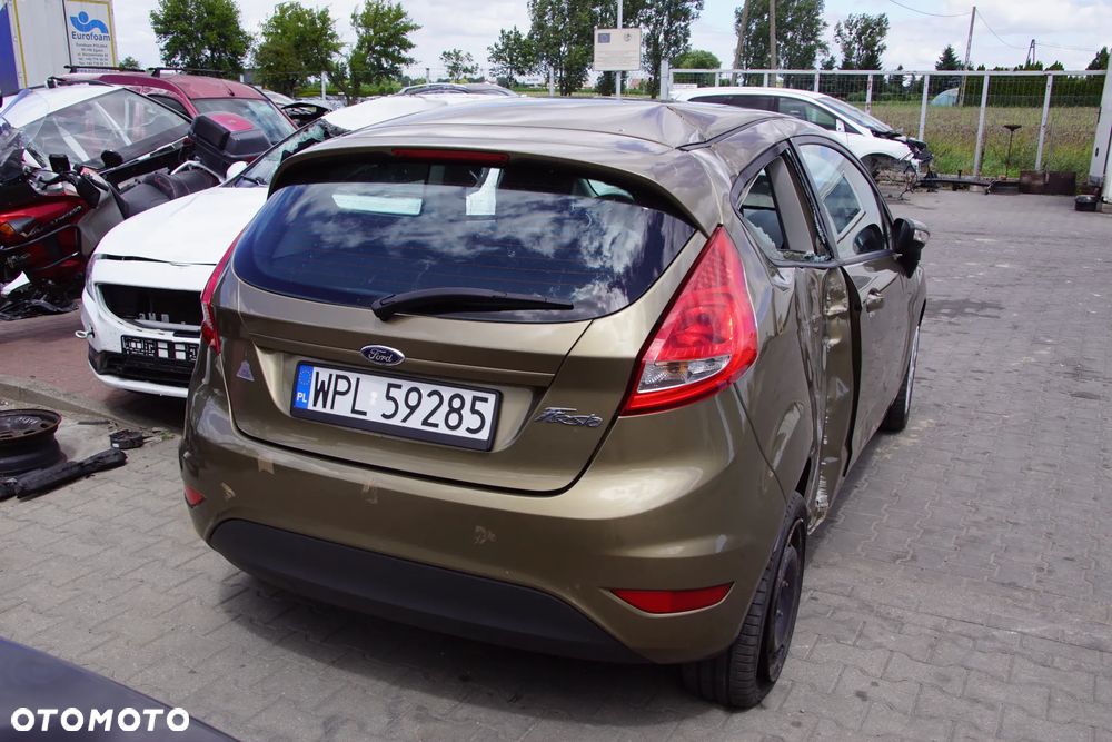 Auto na części - Ford Fiesta MK7 1.25 82 KM SNJA 8A6R-7002-JK CFSC 2012R Silnik Skrzynia Drzwi Maska Błotnik Zderzak Klapa Lampa Lusterko Lampa Szyba Deska Kokpit Sterownik Moduł Czujnik Licznik Panel Kierownica - 5