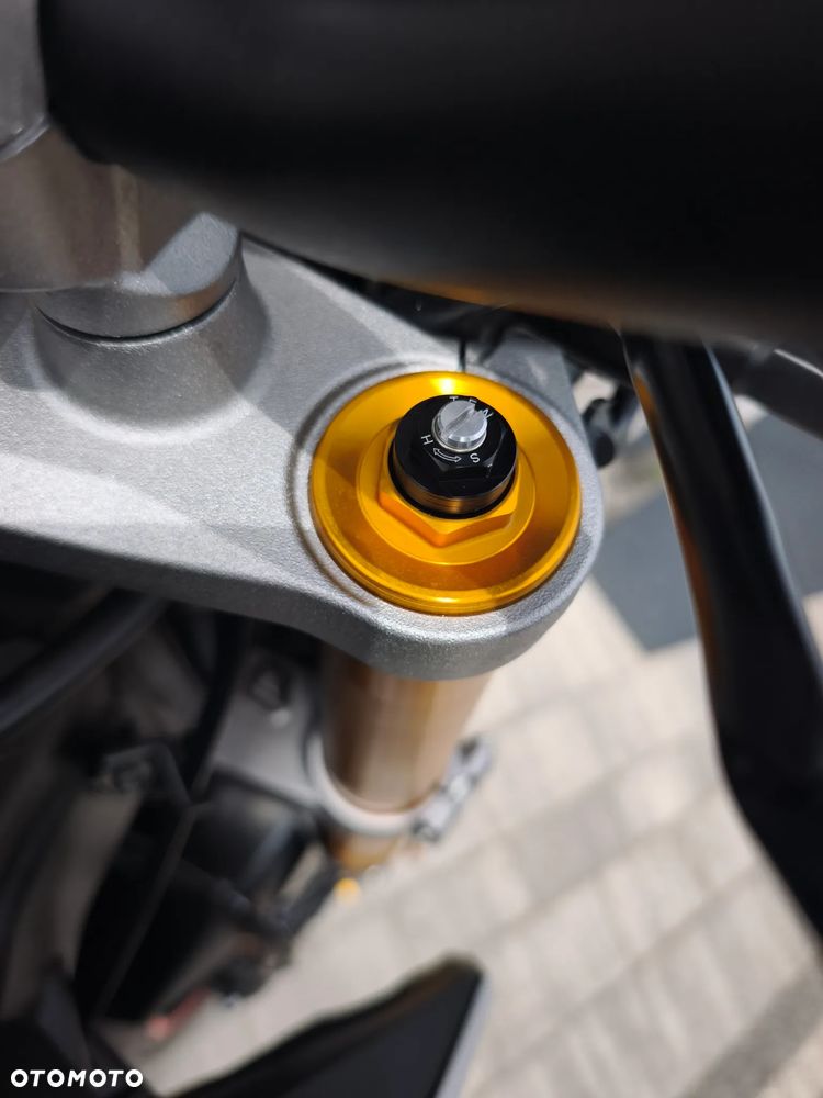 Suzuki GSX - 16