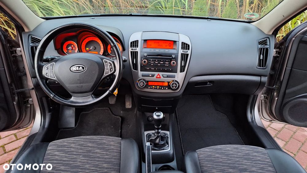 Kia Ceed - 32