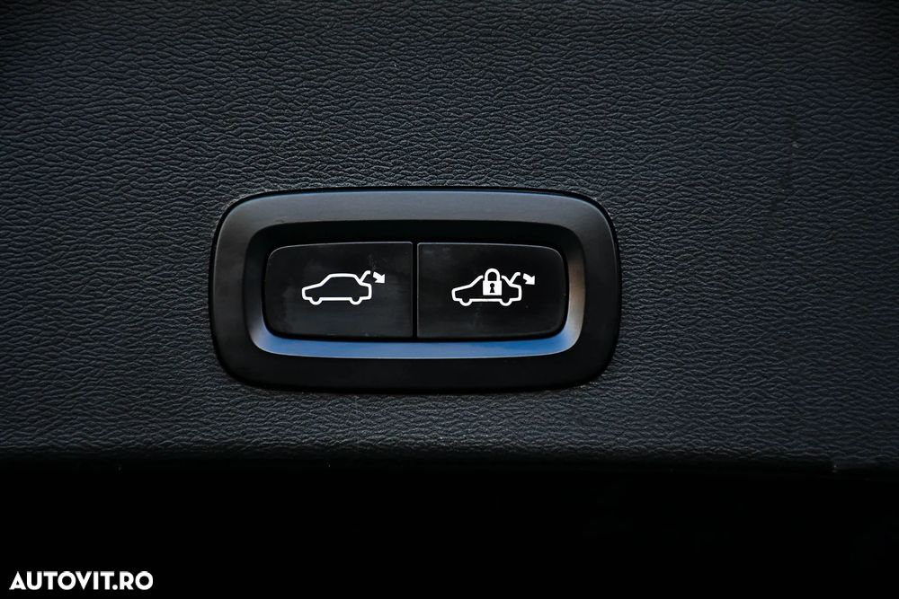 Volvo XC 40 D4 AWD Geartronic R-Design - 24