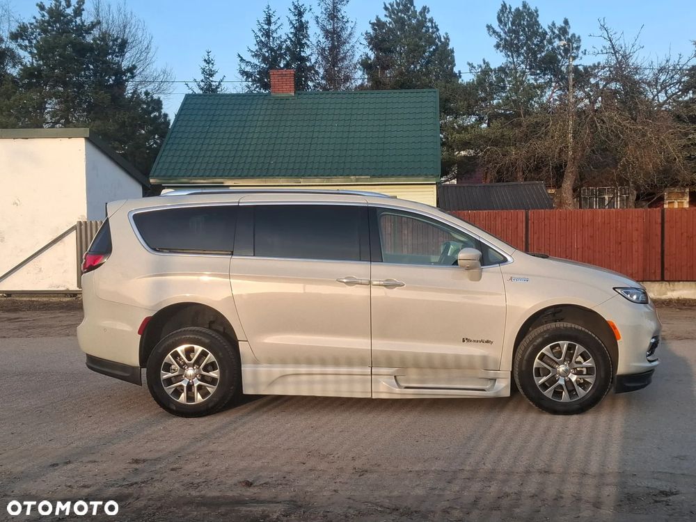 Chrysler Pacifica - 16