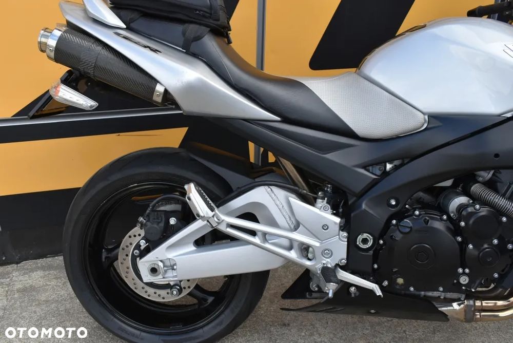Suzuki GSR - 6