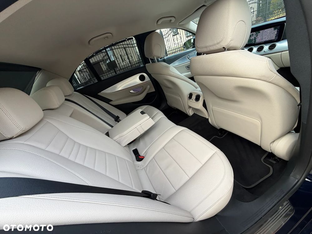 Mercedes-Benz Klasa E 220 d 4-Matic 9G-TRONIC - 33
