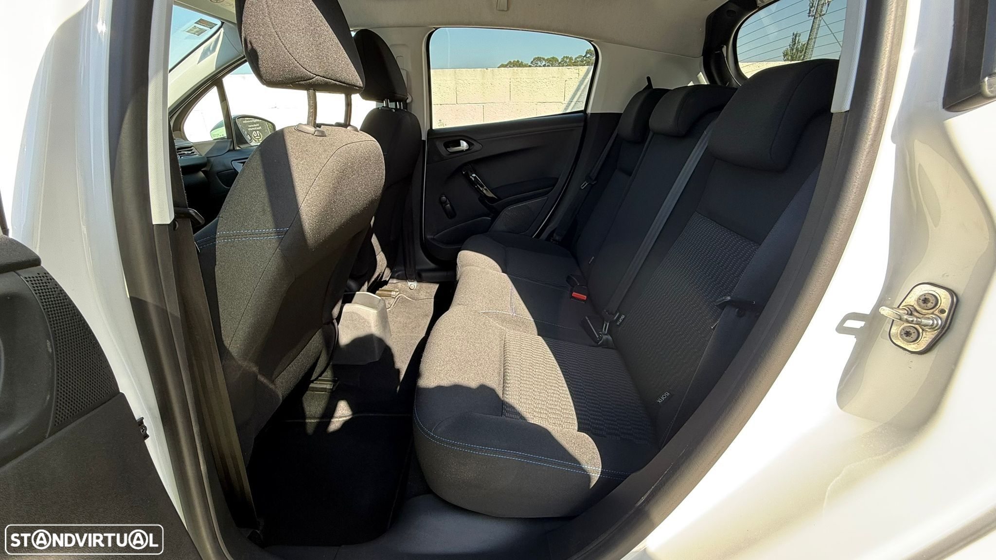 Peugeot 208 1.2 PureTech Signature - 19