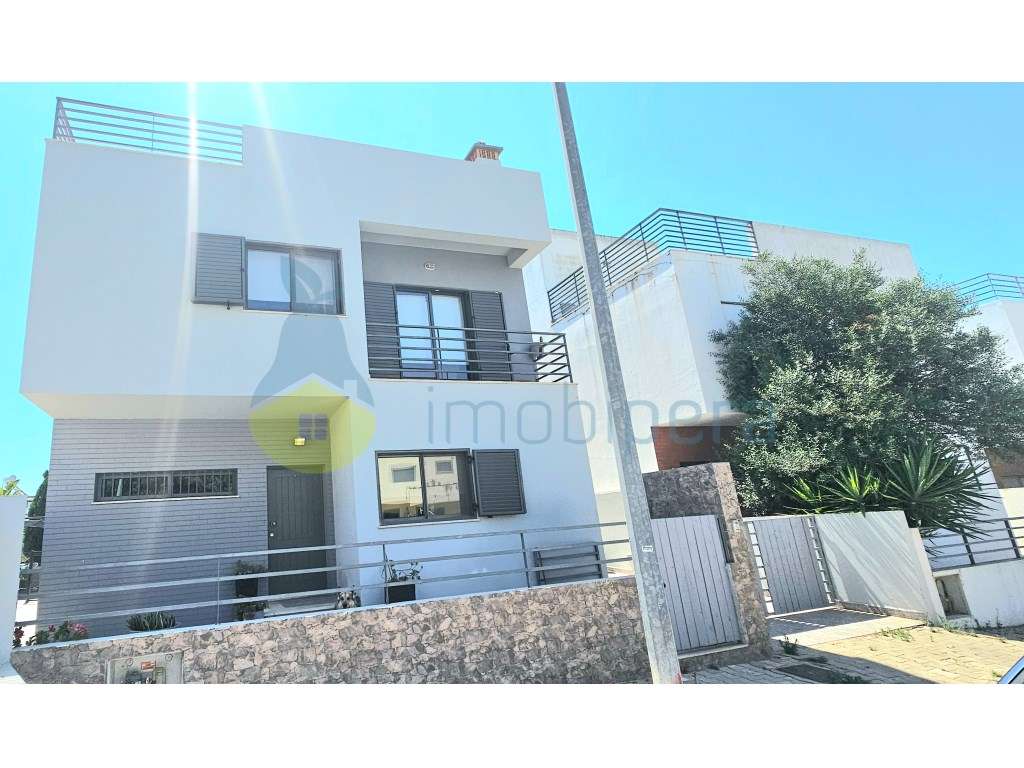 Moradia T4 com 260m2 de área e cave de 95m2, localizada no Monte da... - Grande imagem: 2/58