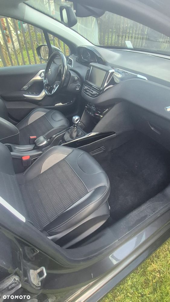 Peugeot 2008 1.2 Pure Tech GPF Signature S&S - 10