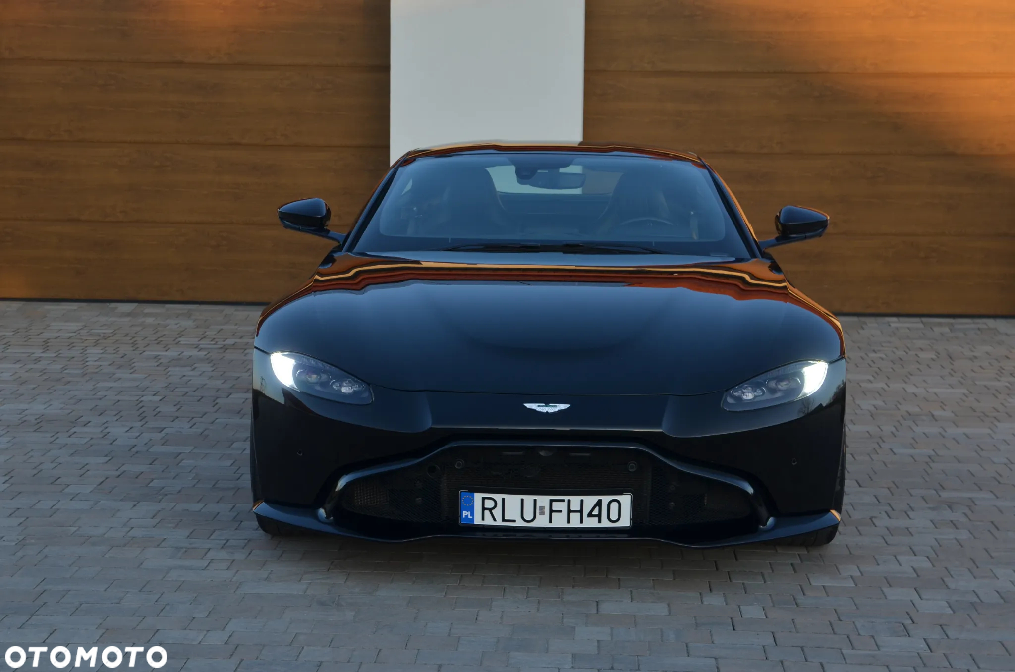 Aston Martin V8 Vantage Standard - 2