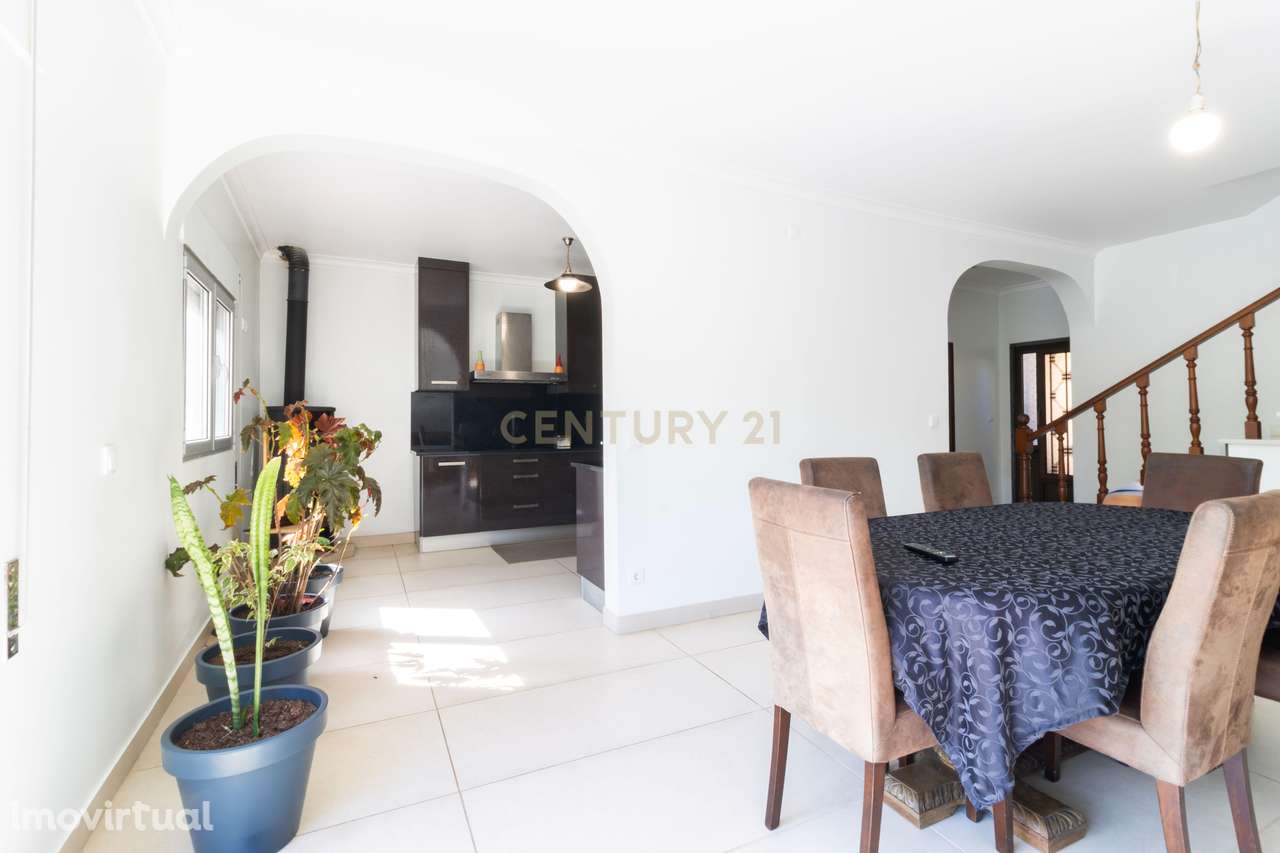 Moradia T4 em Colmeias com Garagem e Terreno – Excelente Oportunidade - Grande imagem: 4/23