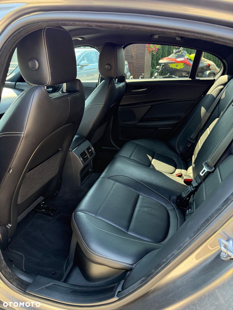 Jaguar XE 20d AWD R-Sport - 24