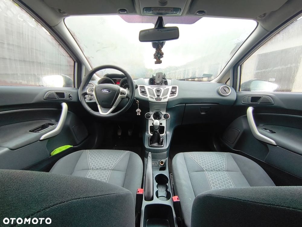 Ford Fiesta 1.6 TDCi DPF Ghia - 11