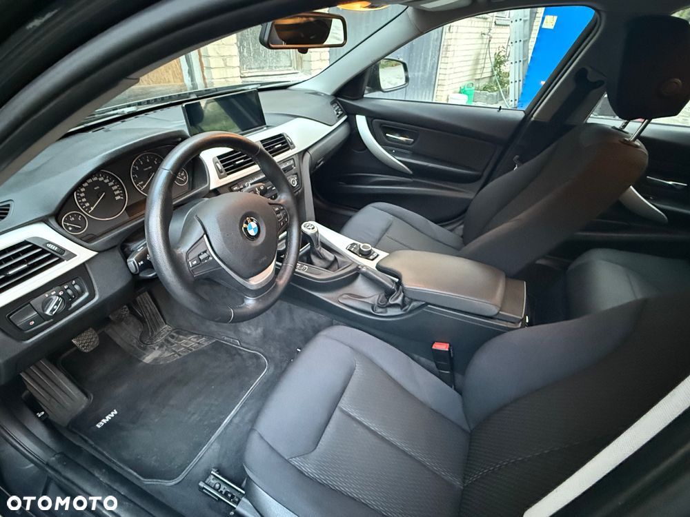 BMW Seria 3 320i - 10