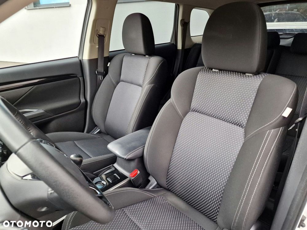 Mitsubishi Outlander 2.0 Invite + 2WD - 16