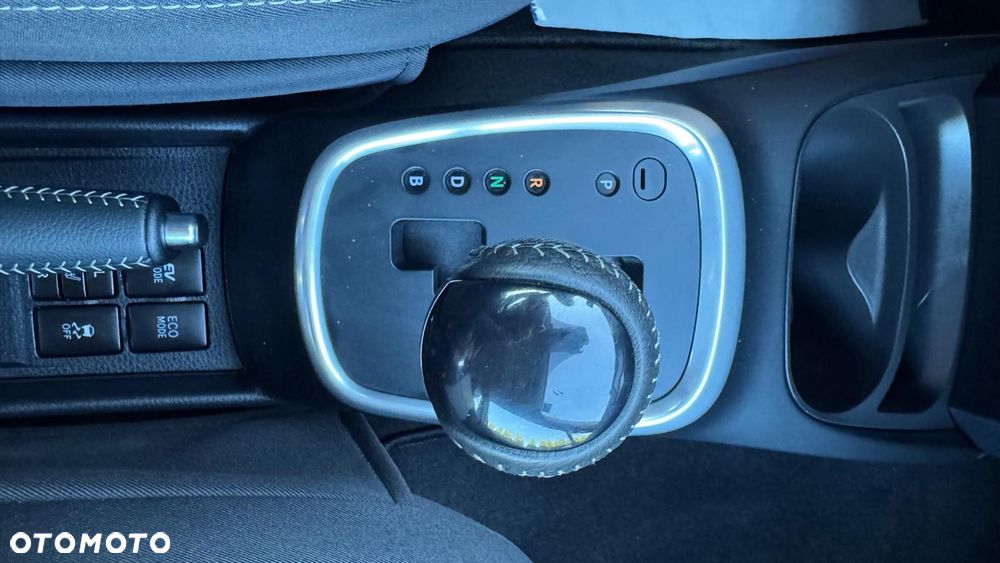 Toyota Yaris Hybrid 100 Business Edition - 32