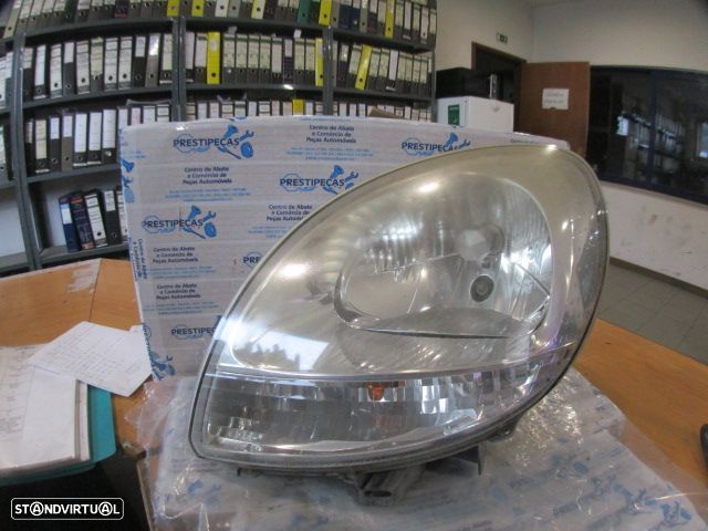Farol 8200589032 RENAULT KANGOO 1 FASE 2  2007 1.5DCI 70CV 4P BRANCA ESQ H4 VALEO Danificado - 1