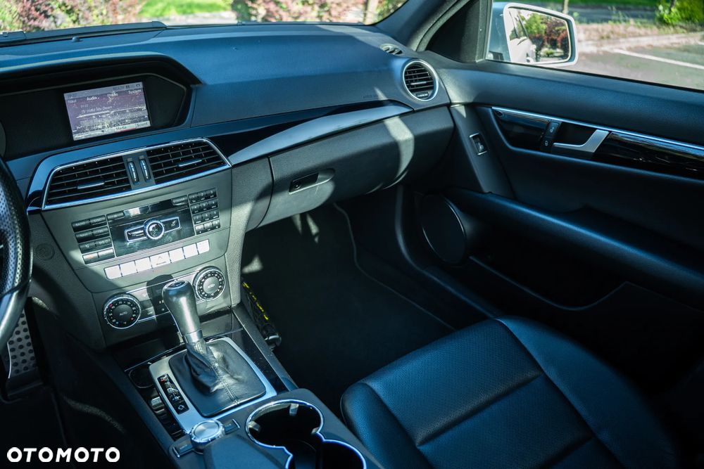 Mercedes-Benz Klasa C 350 BlueEff 4-Matic Avantgarde - 22