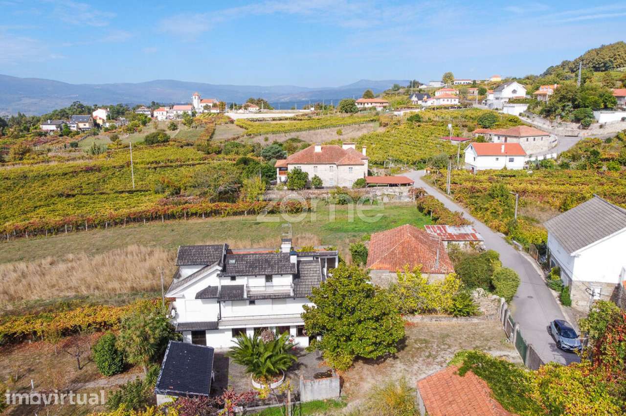 Duas moradias em quinta com produção de vinha em Roussas, Melgaço