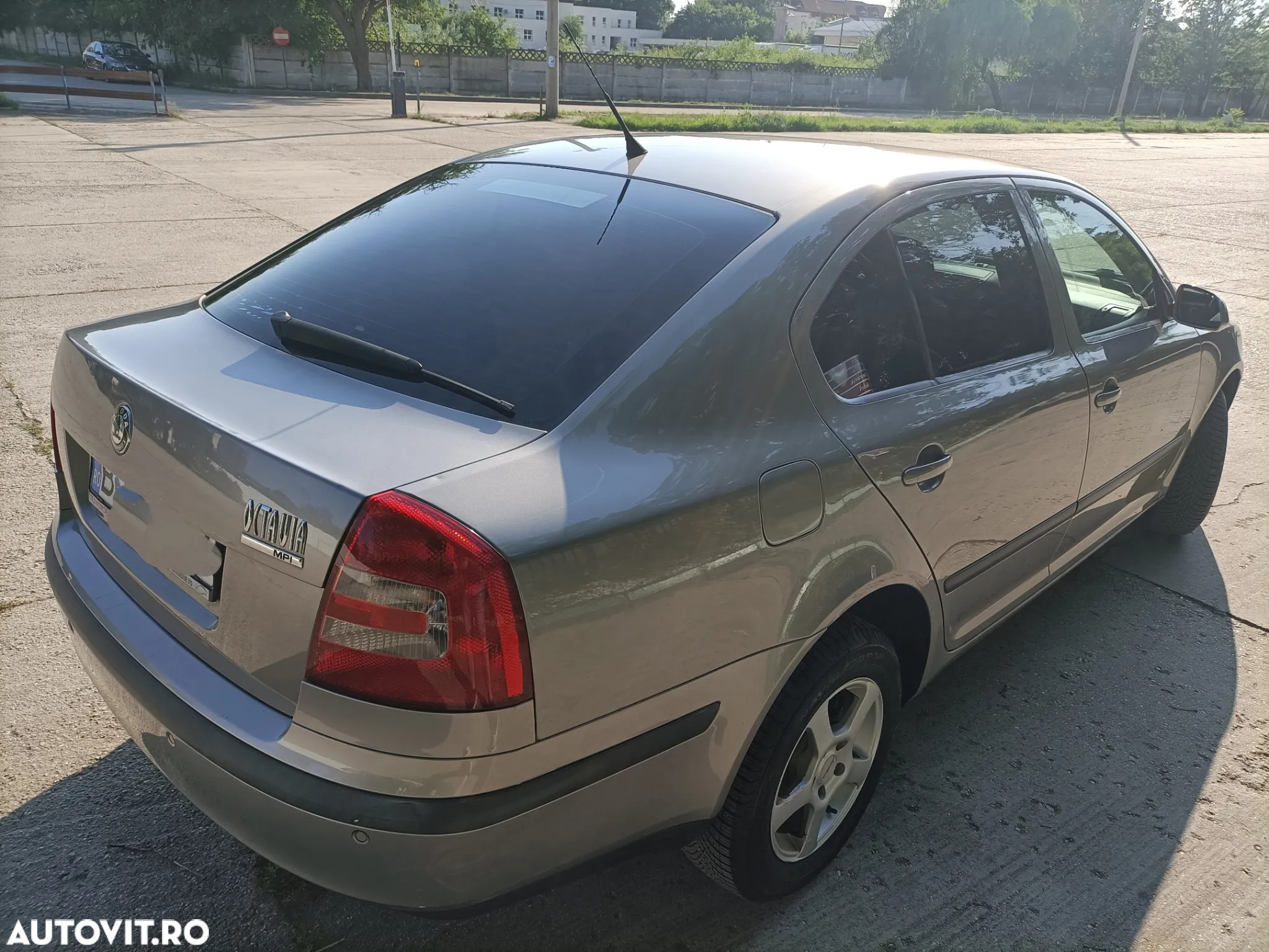 Skoda Octavia 1.6 Elegance Aut - 3