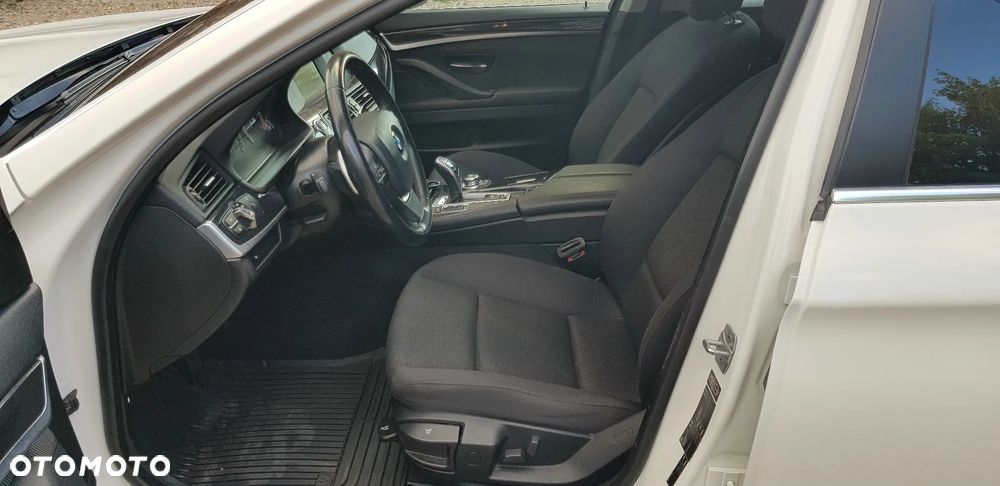 BMW Seria 5 525d xDrive - 9