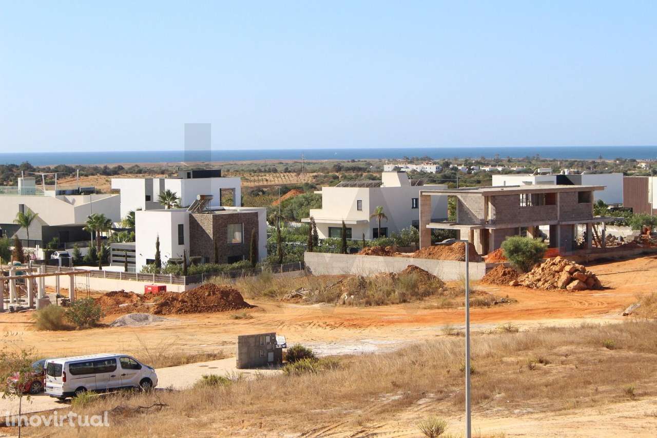 MORADIA CONTEMPORÂNEA, 4 SUITES, ELEVADOR, PISCINA, PÊRA! - Grande imagem: 4/36