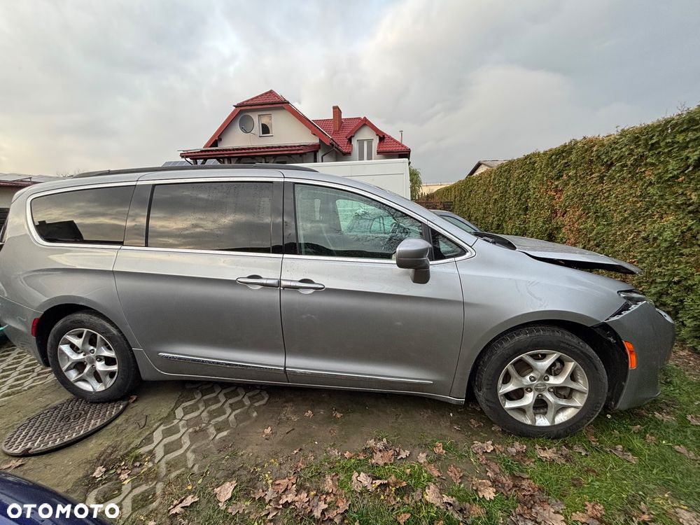 Chrysler Pacifica - 5