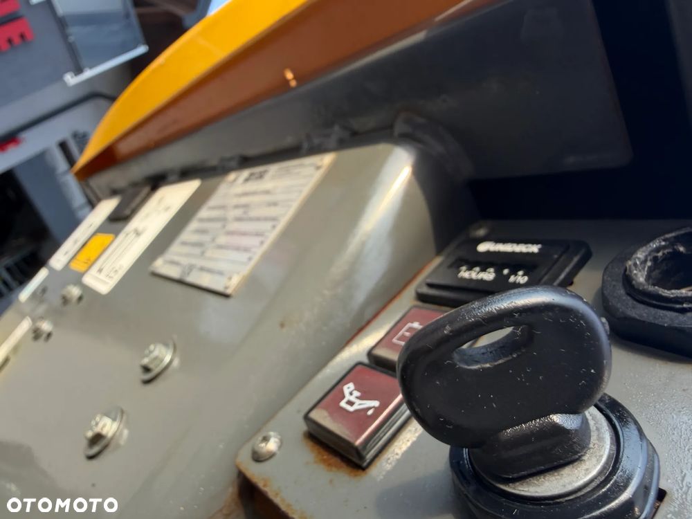 Wacker Neuson DT08 Diesel! Wozidło Samo-załadowcze 1 tona ładowność.  silnik YANMAR Kiprowanie i załadunek  własny HYDRAULICZNY. Wywrotka do specjalistycznych zadań. Bardzo mała wielkościowo a szybka i wydajna! Odpala na Kluczyk. Wywrotka sprowadzona z Norwegii z Urzędu komunalnego. Badzo zadbana maszyna bez luzów i wycieków. OKAZJA TANIO. Podest do jazdy. Perfekcyjny stan! 2017rok.  900 MTG - 14
