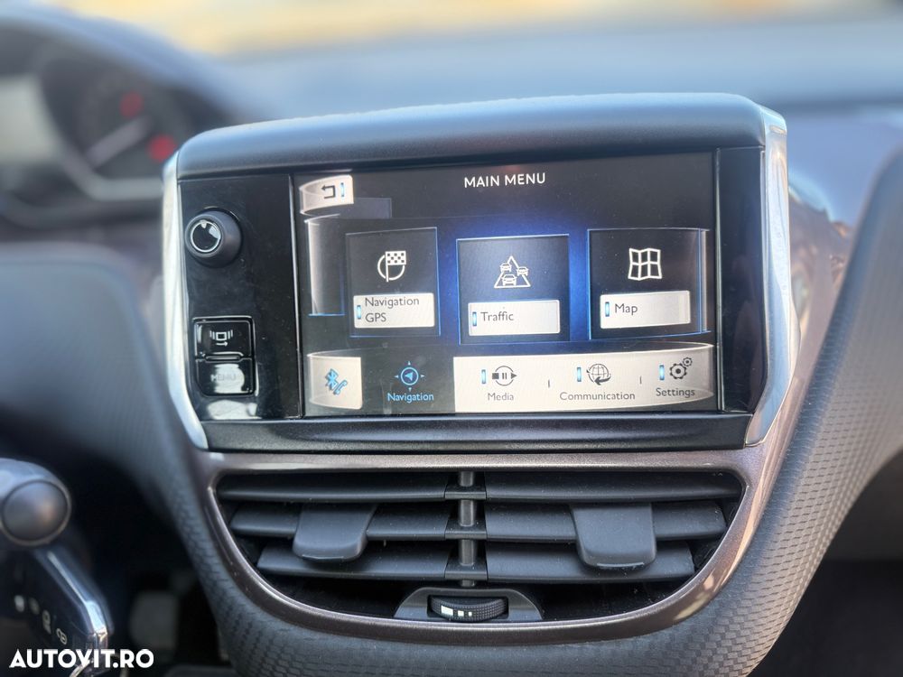 Peugeot 2008 1.2 L PureTech Allure - 11