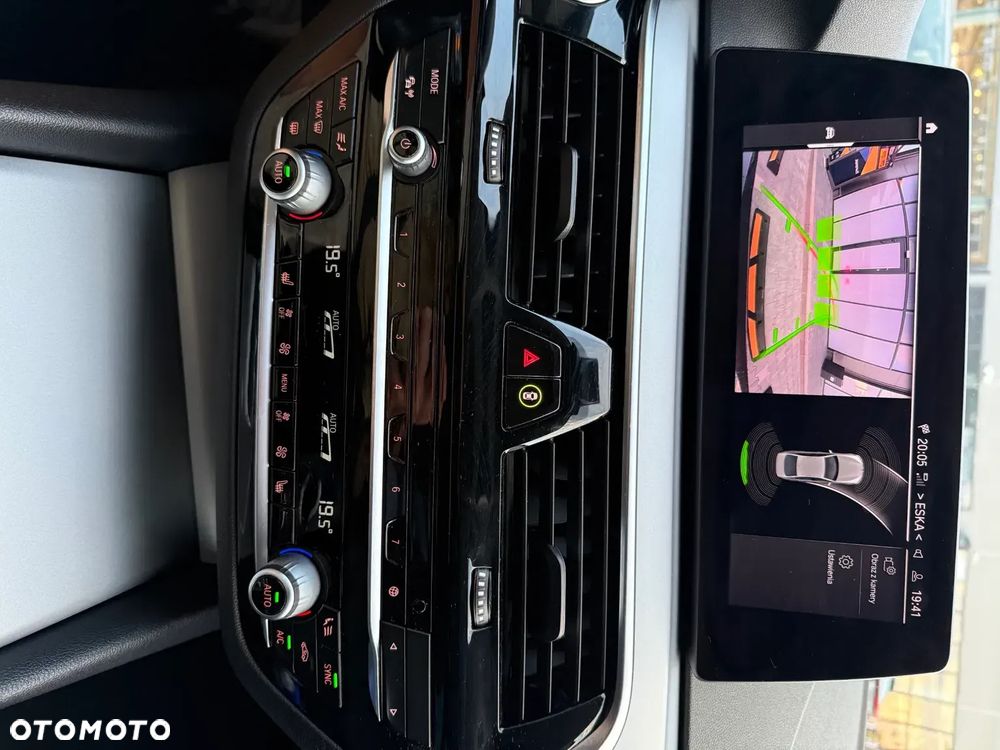 BMW Seria 5 518d - 32