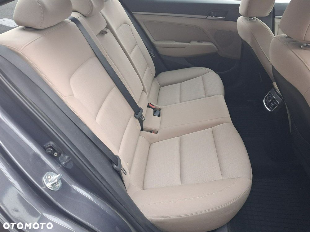 Hyundai Elantra - 28