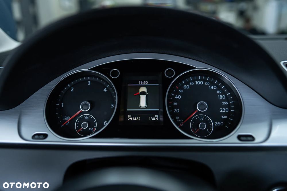 Volkswagen Passat 2.0 TDI DSG BlueMotion Technology R-Line - 25