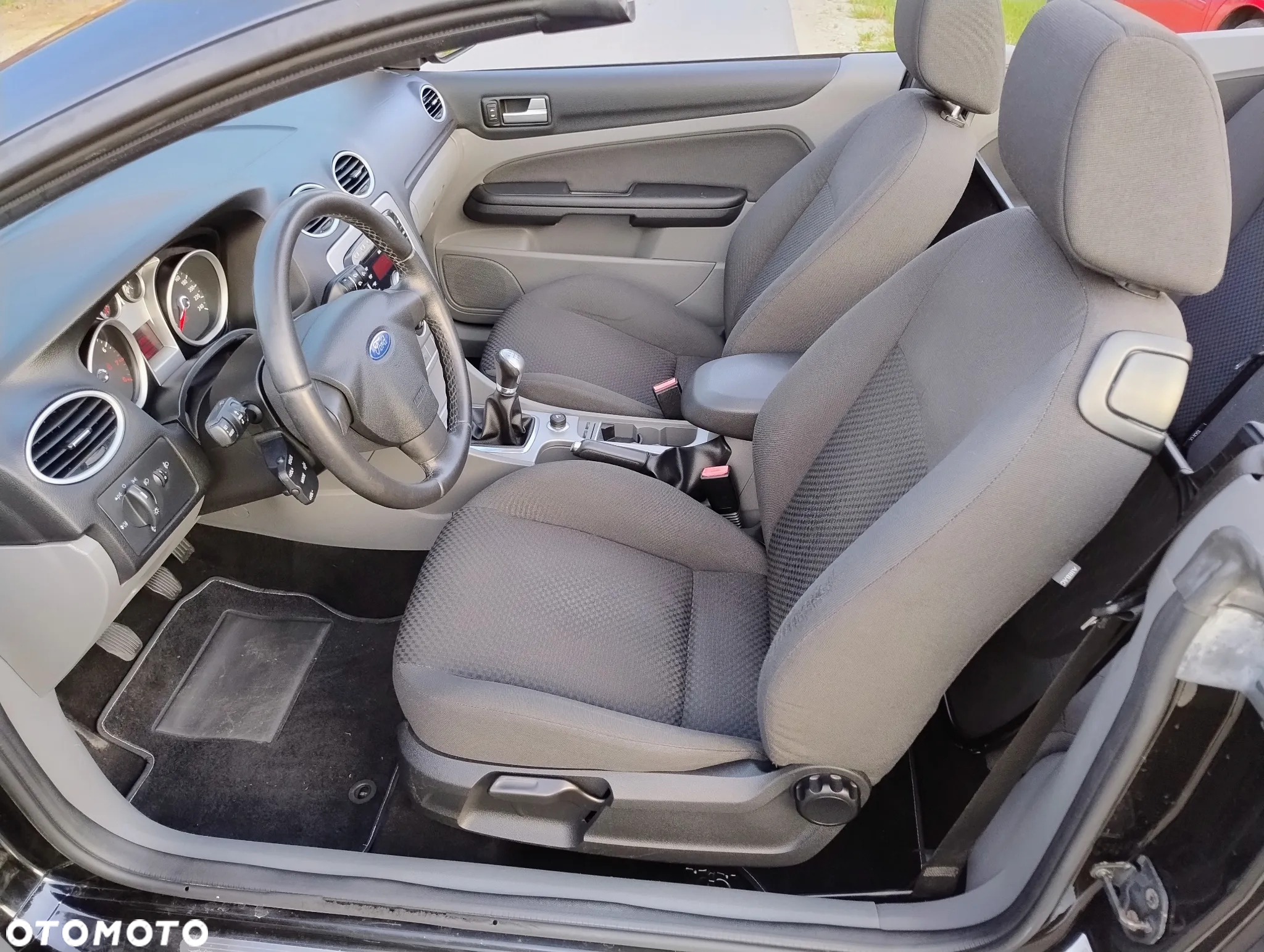 Ford Focus Coupe-Cabriolet 2.0 16V Black Magic - 9
