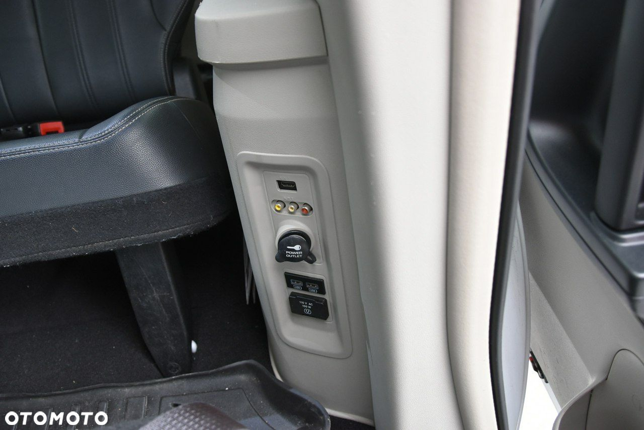 Chrysler Town & Country - 14