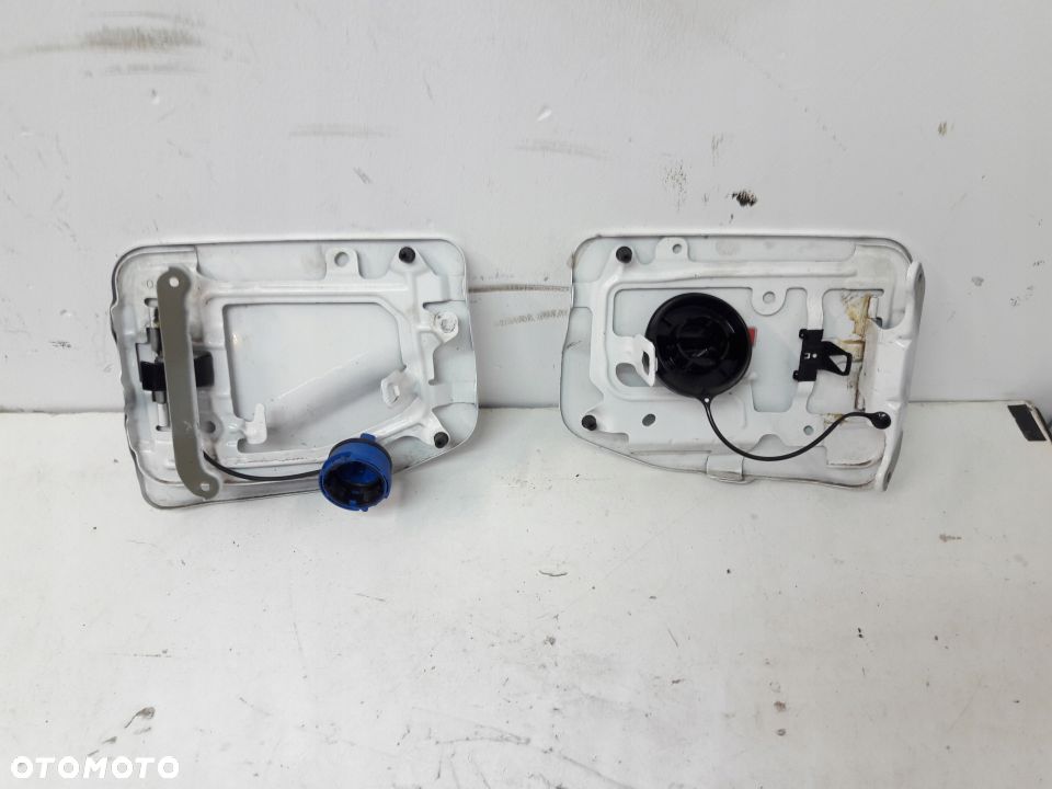 Nissan Navara VI NP300 klapka wlewu paliwa lewa w karoserie pake - 2